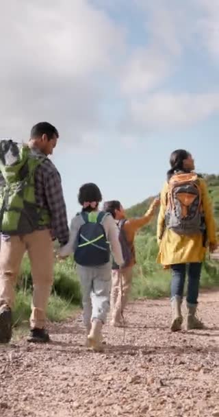 Famille Plein Air Randonnée Avec Sac Dos Montagne Aventure Vacances — Video