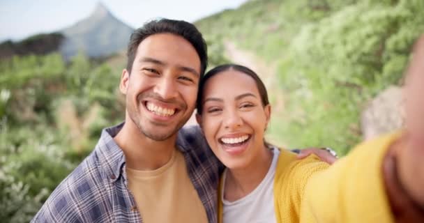 Selfie Pareja Feliz Amor Por Senderismo Las Montañas Juntos Abrazo — Vídeos de Stock