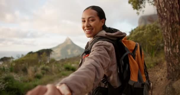 Escursionismo Sorriso Tenersi Mano Con Una Donna Che Conduce Avventura — Video Stock