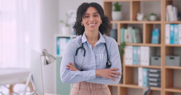 Visage Médecin Femme Avec Bras Croisés Bureau Carrière Avec Stéthoscope — Video