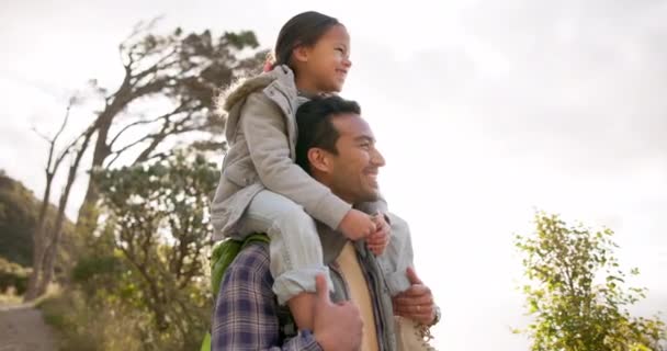 Father Girl Outdoor Shoulders Walk Adventure Games Bonding Love Care — Stock Video