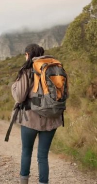 Sırt çantası, yürüyüş ve sağlıklı, sağlıklı ve temiz hava, macera ve dağlarla dolu bir kadın. Çantalı, gezgin, gezgin ve gezgin, orman, yürüyüş ve açık havada egzersiz yapıyor..