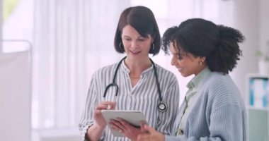 Tablet, konuşma ve doktorla hastane ofisinde teşhis veya tedavi araştırması için. Dijital teknoloji, sağlık ve sağlık çalışanları klinikteki konsültasyonda hastalarla konuşur