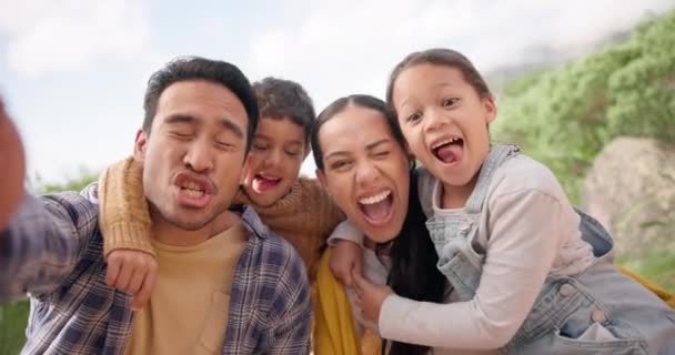 Selfie Outdoor Rodzina Wakacjami Zabawne Szczęśliwe Humorem Zdjęcie Profilowe Podróże — Wideo stockowe