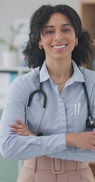Atención Médica Mujer Médico Con Sonrisa Para Los Brazos Cruzados — Vídeos de Stock