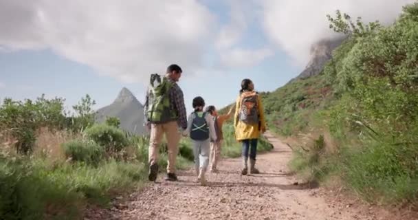 Rodinná Turistika Příroda Procházky Lese Pro Fitness Bonding Rodiče Děti — Stock video