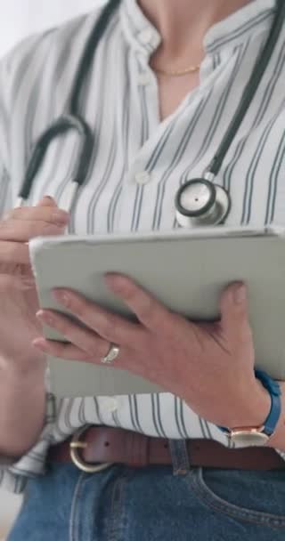 手打字和医生研究 远程保健和医院在线保健 在数字应用 电子邮件 滚动网站或诊所内的互联网上 医务工作者和女性特写 — 图库视频影像