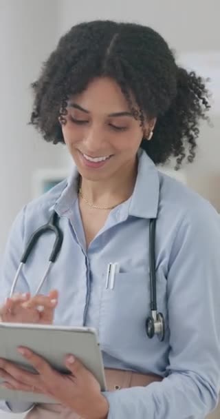 Czytanie Badania Planowanie Przez Lekarza Pomocą Tabletek Opieki Zdrowotnej Lub — Wideo stockowe