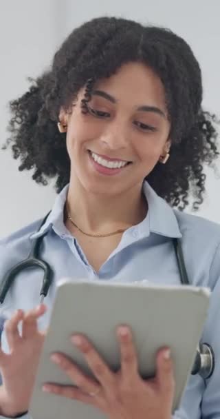 Tablet Lächeln Und Ärztin Lesen Informationen Krankenhaus Zur Medizinischen Diagnose — Stockvideo