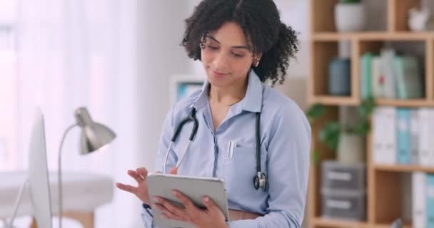 Tablet Thinking Woman Doctor Doing Research Hospital Medical Diagnosis Treatment — Stock Video
