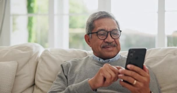 ソーシャルメディア モバイルニュース記事 メガネとのオンラインコンタクトを家庭で検索するシニア男性 ハッピー退職 スマートフォン チャット テキスト用のデジタルアプリをダウンロード — ストック動画