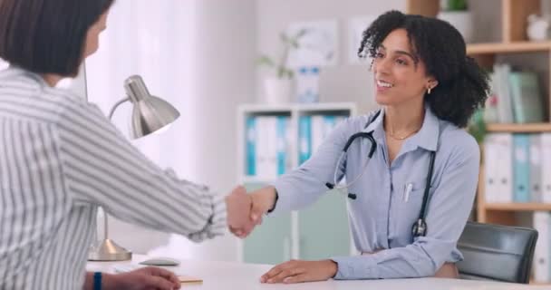 Mosoly Orvos Kézfogás Beteg Konzultáció Találkozó Bemutatkozás Vagy Üdvözöljük Kórházban — Stock videók