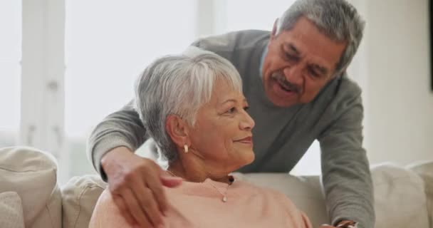 老年人 沙发和拥抱与爱和支持在婚姻 退休和幸福一起在家里 与生活伴侣的安慰 关怀和联系 与伴侣在客厅里的信任和承诺 — 图库视频影像