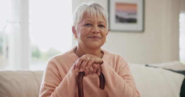 Donna Mani Bastone Passeggio Sostegno Sorriso Speranza Nella Pensione Nella — Video Stock