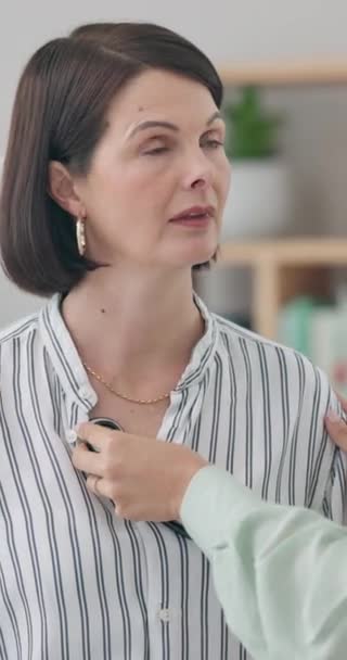 Doktor Stetoskop Pro Ženy Dýchání Hrudník Pro Vyšetření Kontrolu Mluvení — Stock video