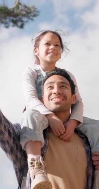 Outdoor Familie Und Vater Tragen Mädchen Mit Einem Lächeln Lustig — Stockvideo