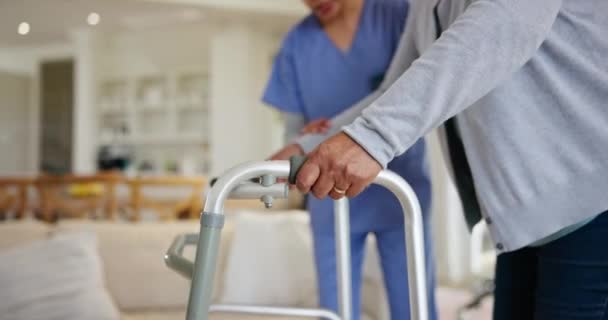 Manos Andador Una Enfermera Ayudando Paciente Hogar Asistido Para Cuidado — Vídeo de stock