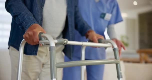 Hände Rollator Und Eine Betreuerin Helfen Einem Patienten Einem Betreuten — Stockvideo