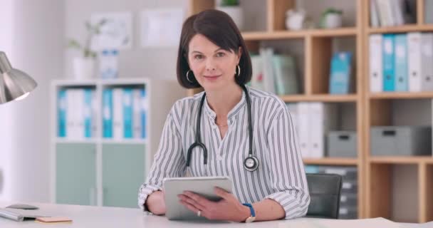 Doktor Žena Tvář Tabletem Nemocniční Ordinaci Pro Zprávu Telehealth Úsměv — Stock video