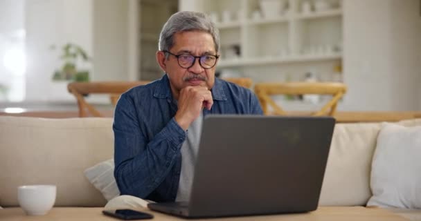 Senior Mand Hjem Eller Tænkning Med Laptop Stress Eller Pensionskasse – Stock-video