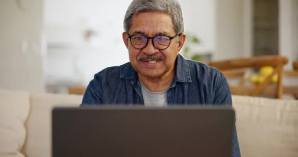 Laptop Glimlach Een Senior Man Streamen Een Abonnement Dienst Woonkamer — Stockvideo
