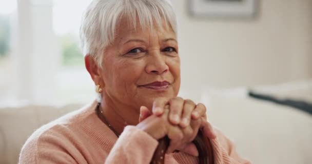 Ouderen Vrouw Gezicht Met Glimlach Wandelstok Voor Rust Pensioen Ontspannen — Stockvideo