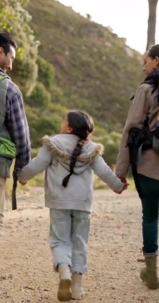 Mãos Dadas Fitness Família Caminhada Natureza Caminhada Diversão Para Criança — Vídeo de Stock