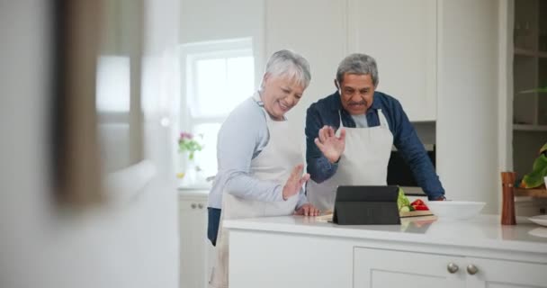 Küche Begrüßung Und Seniorenpaar Mit Tablet Videoanruf Und Kommunikation Mit — Stockvideo