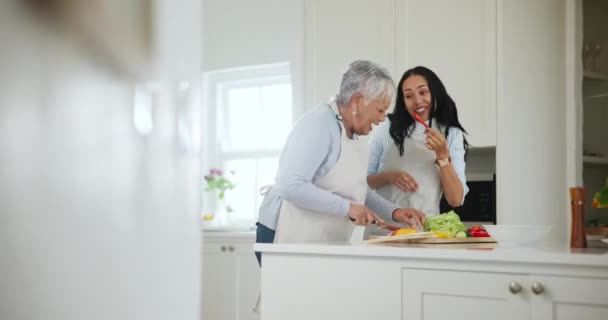 Familia Cocinar Comer Con Una Anciana Hija Cocina Hogar Durante — Vídeo de stock