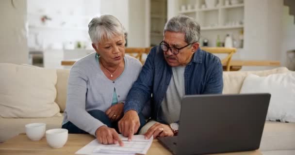 退職金のための家のラップトップが付いているカップル 心配したおよび財政計画 高齢者 結婚し ウェブ上のデジタルバンキングのための文書 またはレポートと一緒に — ストック動画