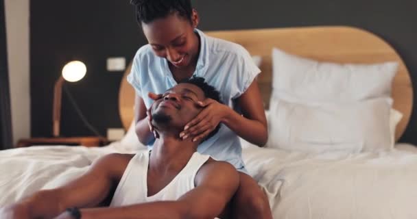 Cama Amor Casal Africano Beijam Quarto Juntamente Com Cuidado Relacionamento — Vídeo de Stock
