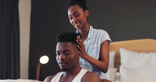 Cuidados Amor Casal Africano Quarto Juntamente Com Sorriso Relacionamento Com — Vídeo de Stock