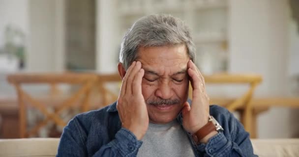 Старший Мужчина Стресс Головная Боль Доме Выхода Пенсию Психического Здоровья — стоковое видео