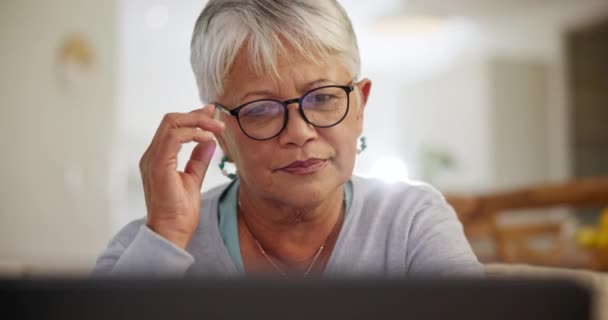 Oudere Vrouw Thuis Laptop Met Gezicht Denken Plannen Voor Pensioenfonds — Stockvideo