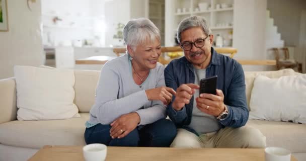 Счастливая Пожилая Пара Диван Телефон Прокрутки Социальных Сетей Чтение Цифровой — стоковое видео