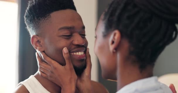 Yüz Aşk Afrikalı Çift Yatak Odasındalar Lişkilerine Özen Gösteriyorlar Sabahları — Stok video