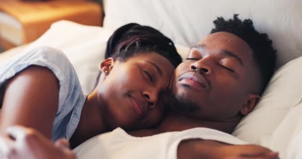 Pareja Negra Dormitorio Dormir Con Abrazo Abrazo Amor Por Relación — Vídeos de Stock