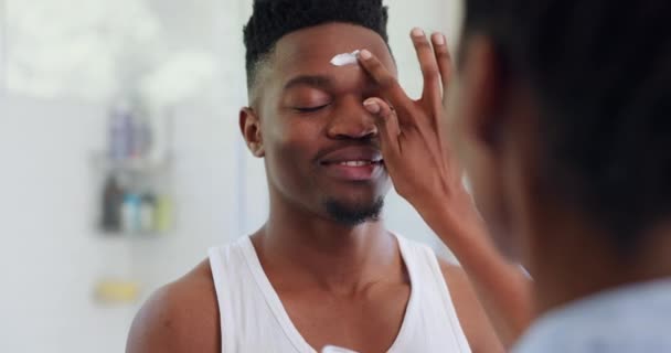 Belleza Baño Hombre Feliz Pareja Negra Producto Crema Para Protector — Vídeos de Stock