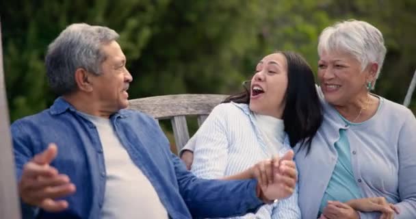 Geluk Park Senioren Ouders Met Vrouw Natuur Knuffel Vakantie Vakantie — Stockvideo