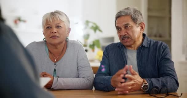 Σπίτι Ηλικιωμένο Ζευγάρι Και Συνάντηση Τις Επενδύσεις Συνταξιοδοτικό Ταμείο Και — Αρχείο Βίντεο