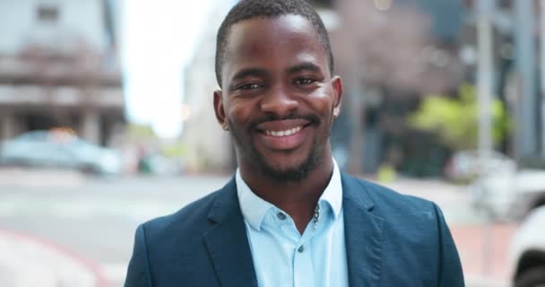 Sonrisa Negocios Retrato Hombre Negro Ciudad Con Confianza Oportunidad Trabajo — Vídeo de stock