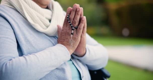 Kezek Imádkozva Kereszttel Imádattal Bizalom Hit Istenben Türelmes Tolószékben Fogyatékossággal — Stock videók