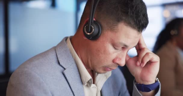 Call Center Dor Cabeça Homem Com Burnout Escritório Frustrado Durante — Vídeo de Stock