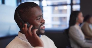 Çağrı merkezi, müşteri desteği ve danışman online danışmanlık yapıyor. Bizimle irtibata geçin, kulaklık ve profesyonel Afrikalı erkek pazarlamacı veya modern işyerinde çalışan satış temsilcisi.