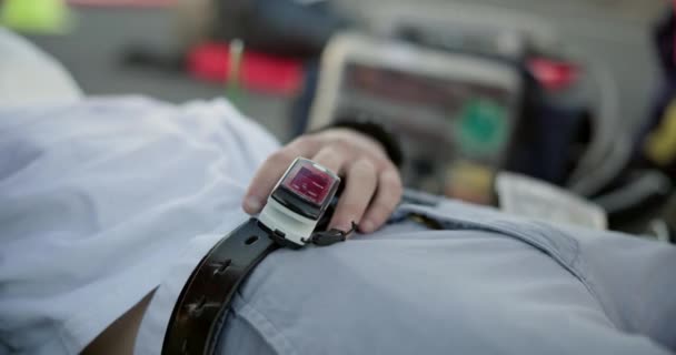 Primer Plano Ambulancia Oxímetro Para Paciente Después Accidente Salud Monitor — Vídeos de Stock