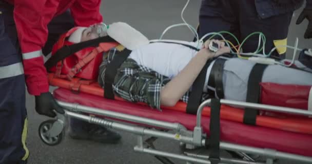 Verkehrsunfall Trage Und Sanitäter Mit Einer Person Für Medizinische Versorgung — Stockvideo