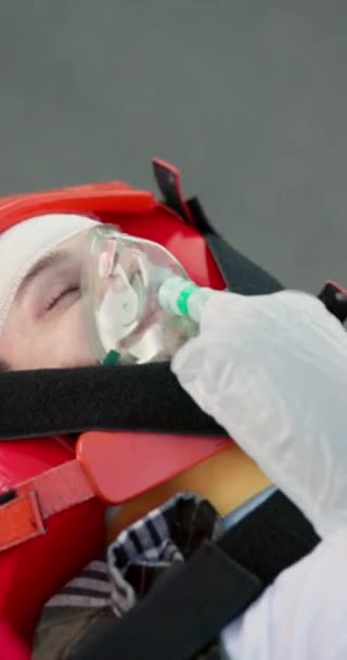 Baleset Mentő Beteg Oxigénmaszkot Sérülés Elsősegély Autóbaleset Megtakarítás Szellőzés Mentős — Stock videók