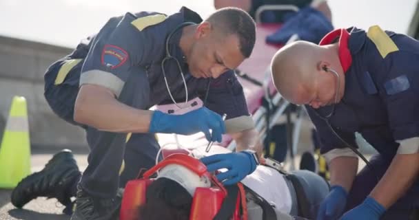 Hombre Paramédicos Paciente Con Primeros Auxilios Atención Médica Por Accidente — Vídeos de Stock