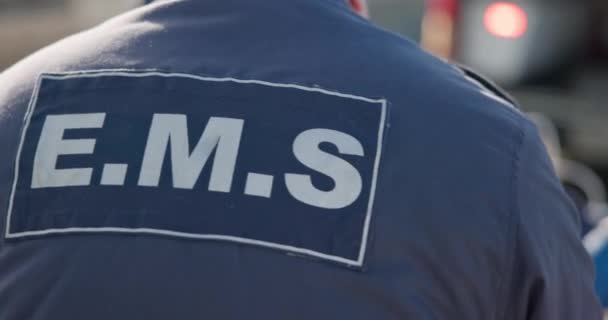 Hombre Espalda Ems Paramédico Emergencia Ambulancia Trabajo Salud Servicio Ciudad — Vídeos de Stock