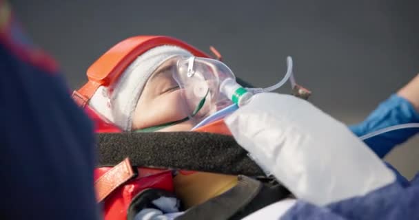 Médecin Paramédical Ambulance Patient Avec Masque Oxygène Pour Les Soins — Video